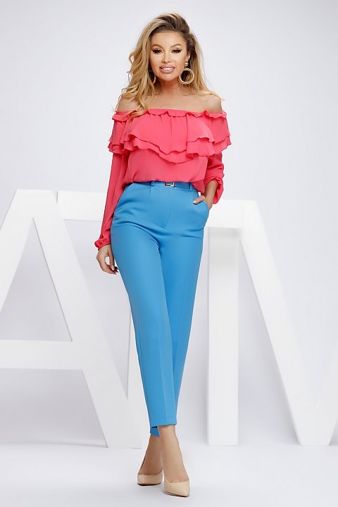 Light blue high-waisted trousers, with belt included. Heel length.