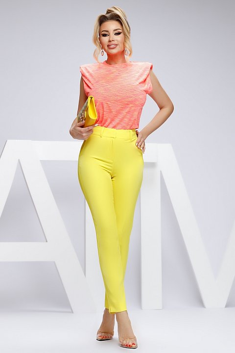Elegante pantalón amarillo de talle alto, modelo tobillero.