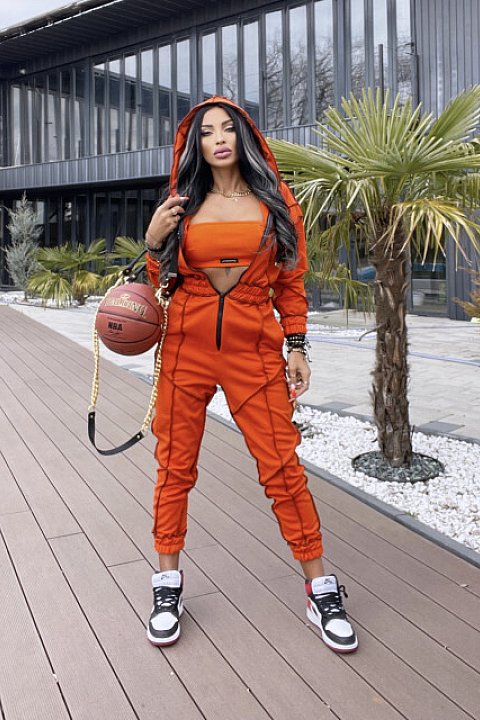 2-piece set with jumpsuit and bustier. Model with long sleeves and ankle-length trousers. Orange