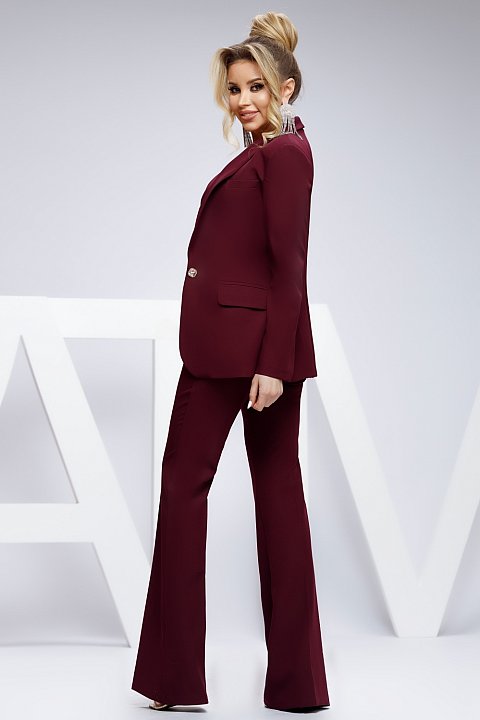 Elegant burgundy jacket, very modern and arched model.