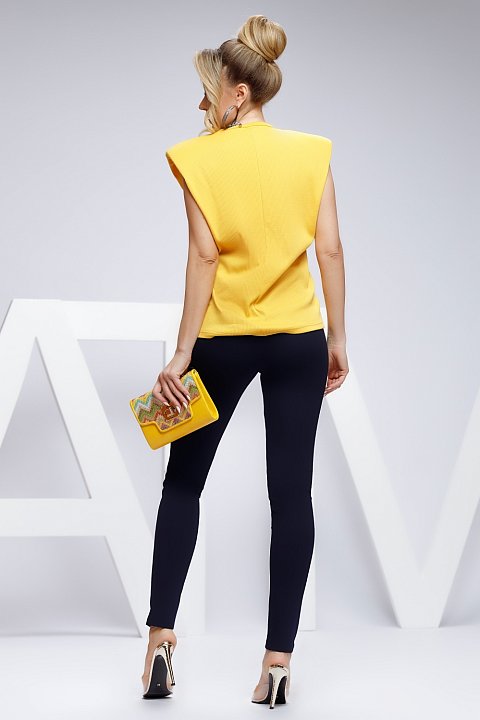 Yellow top with straps, casual and comfortable model. The top is strapless and with a round neck.