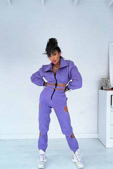 Purple 2-piece set, consisting of a blouse up to the waist with zipper, high collar and cutouts, and trousers with elastic at the ankles.