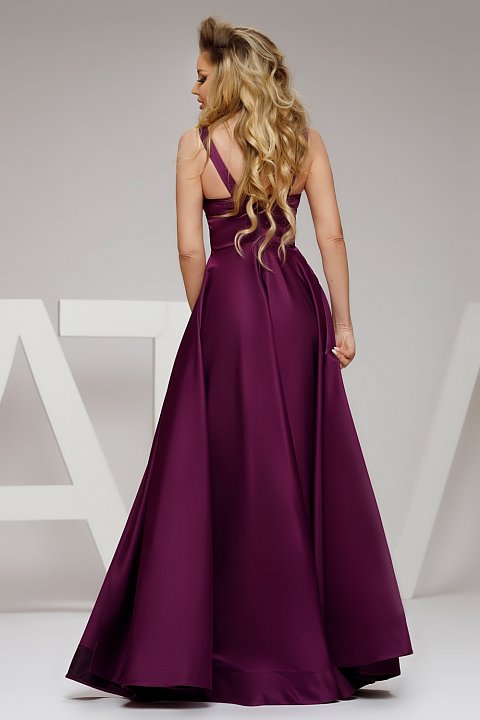 Long dress in cherry taffeta, very elegant, ideal for events.