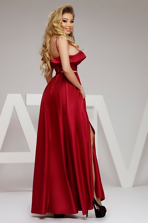 Elegante vestido largo en tafetán rojo, con escote en V.
