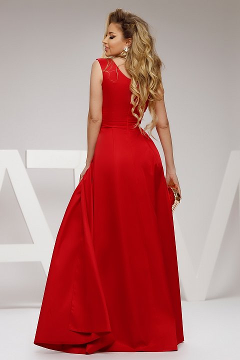 The long dark red dress with gold inserts around the bust and on the waist, for the evening and very elegant that will make you stand out. The long dress has a 