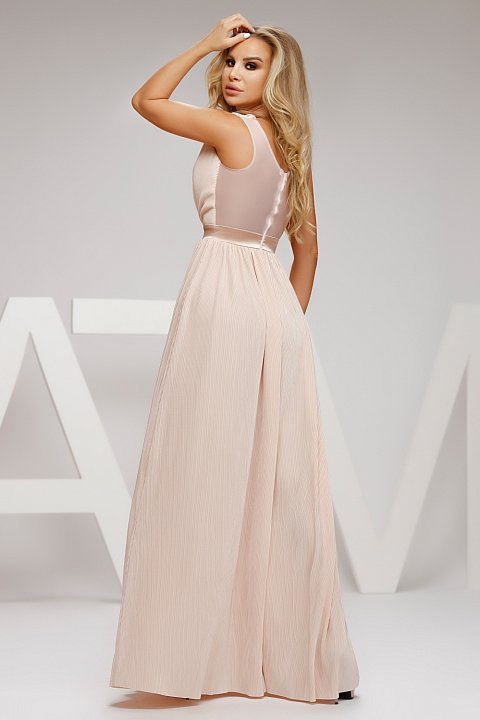 Vestido largo en elegante crepe rosa. El vestido tiene un escote pronunciado y una espalda de tul transparente.