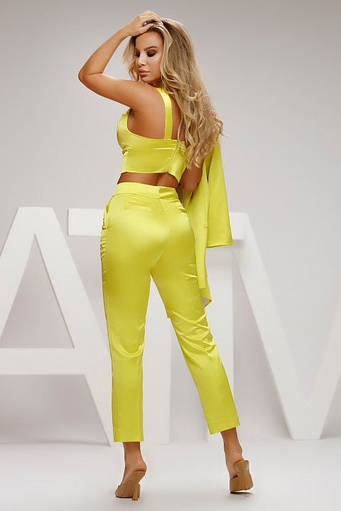 The yellow bustier is low-cut and is ideal for evenings at the disco. The bustier has a modern cut that highlights your sensuality and closes with a zipper.
