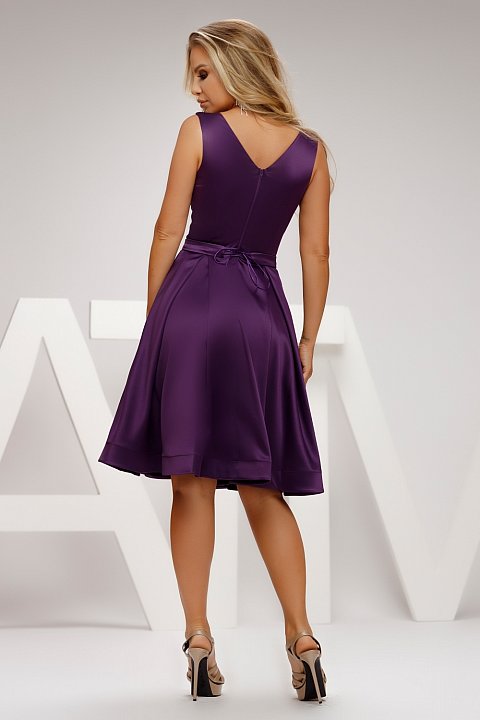 The purple midi dress with buttons is a dress that will help you to have a unique look. It is an elegant dress, with a special cut that will make you shine.