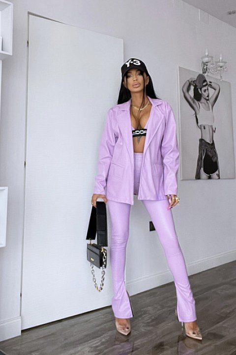 3-piece set consisting of trousers, bustier and jacket. Model in lilac faux leather.