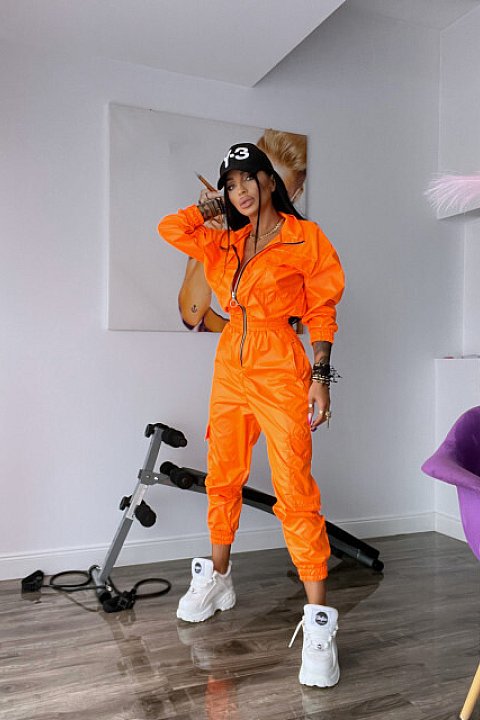 Lightweight suit with long sleeves and pants. Model with elastic at the wrists and ankles. Front zip closure. Orange.