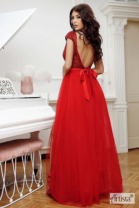 Very elegant long dress, red. Model with veil skirt, with very deep slit. The bust has a very deep V-neck, accessorized with sequins.