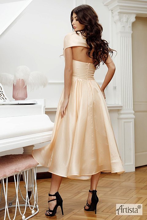 Elegant cream-colored midi dress. Model with wide flounce at the bottom. The bust is a post skin model, with slightly drooping shoulders and a plunging neckline