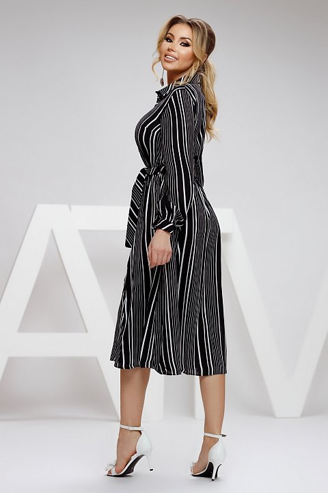 Midi dress in striped veil, office model, for day wear. The dress is accessorized with buttons on the bust and drawstring at the waist, which gives you a sexy l