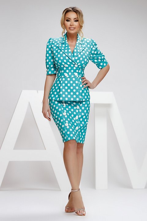 Very comfortable three-quarter turquoise polka dot skirt. The three-quarter skirt is the ideal choice for an outfit in which you will stand out.
