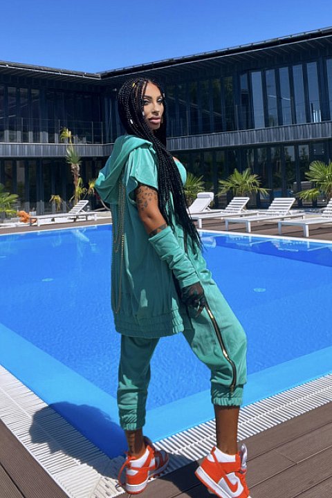 4-piece set consisting of Pants, Bustier, Gloves and Jacket with Chain. Model in aqua green velvet, with deep slit on the leg, lockable with zip.