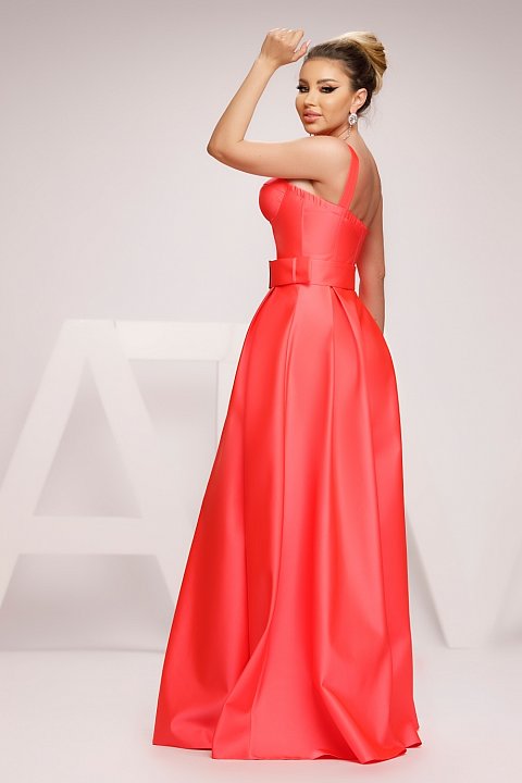 Long dress in peach-colored taffeta, very elegant, ideal for events. The dress is airy, with a deep slit that helps you adopt an outfit that will attract all ey