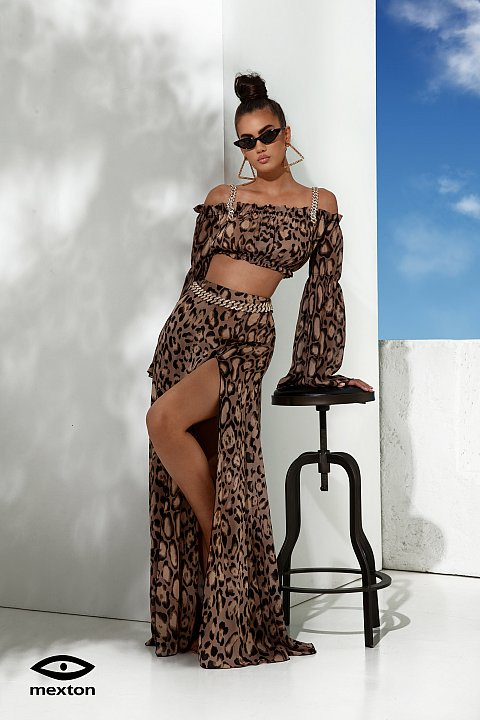 2-piece set of animal print veil, consisting of a top with puff sleeves and a long skirt with a deep slit. With golden chain inserts.