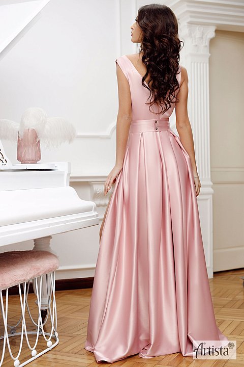 Long dress in powder pink satin, with deep V-neck. Model with rhinestone belt at the waist, and deep slit.