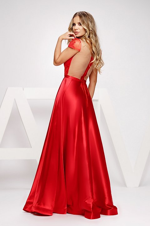Long dress in red and satin lace