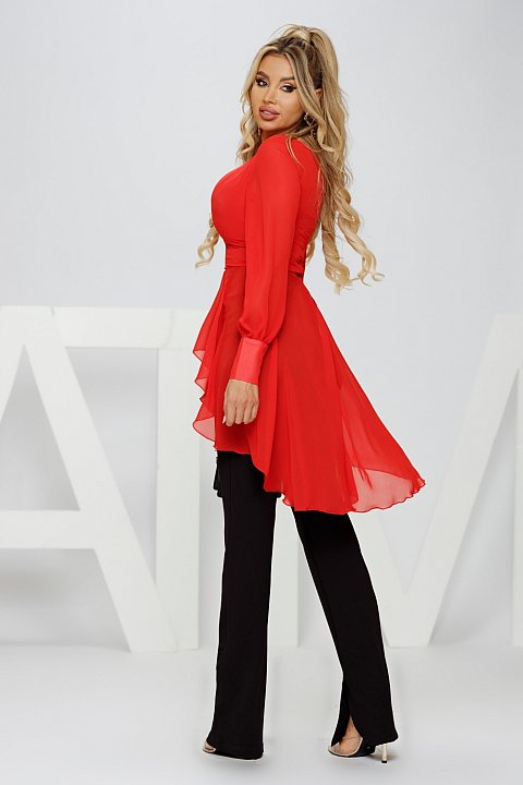 Blusa elegante in voilè di colore rossa.