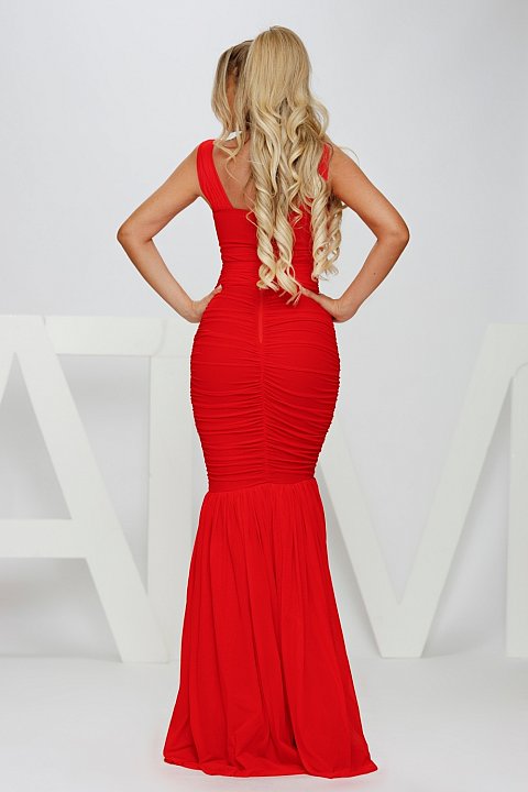 Elegant mermaid-style long red dress