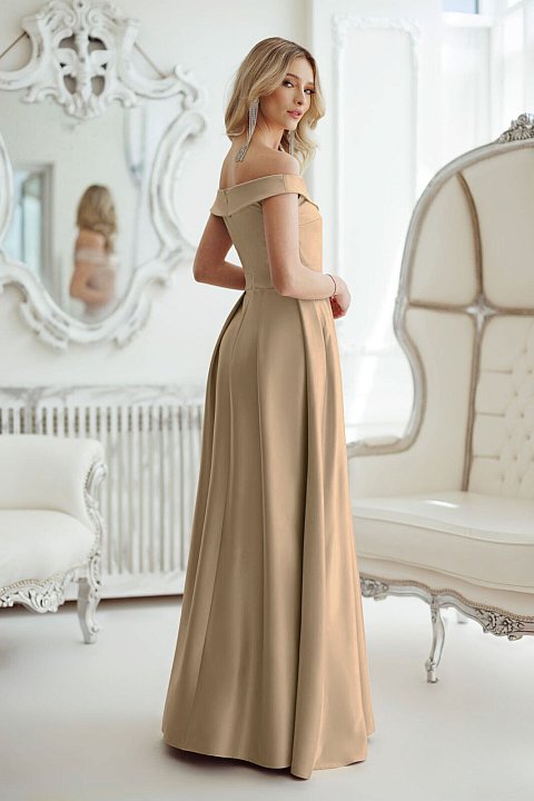 Elegant long dress with jewel buckle