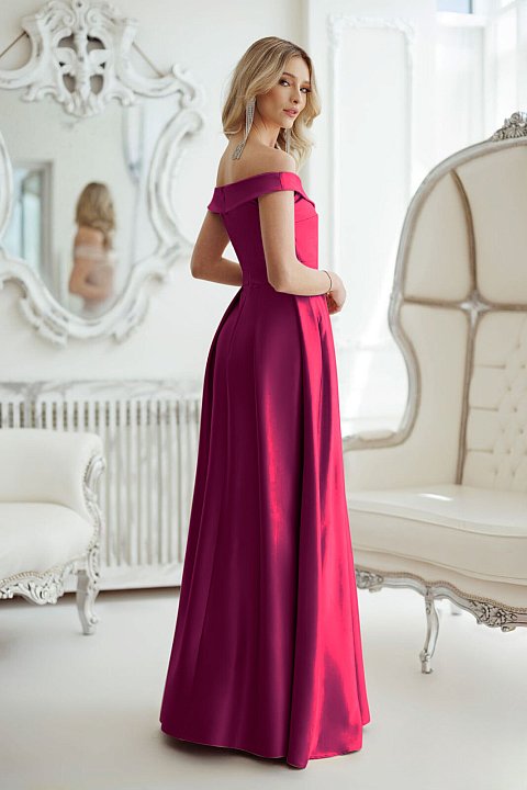 Elegant long dress with jewel buckle