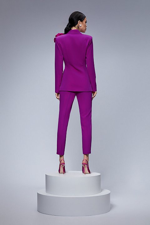 Elegant 2-piece suit with 3D flower