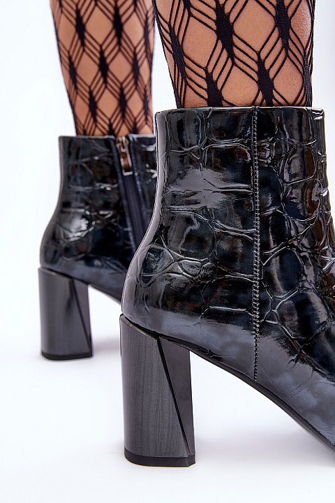 Pointed ankle boots in lacquered eco-leather