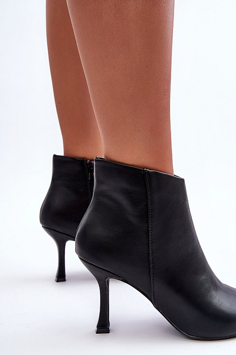 Pointed ankle boots