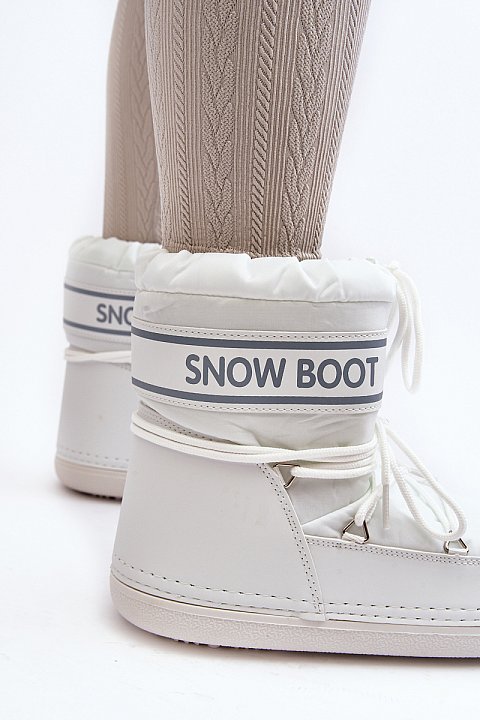 Laced snow boots