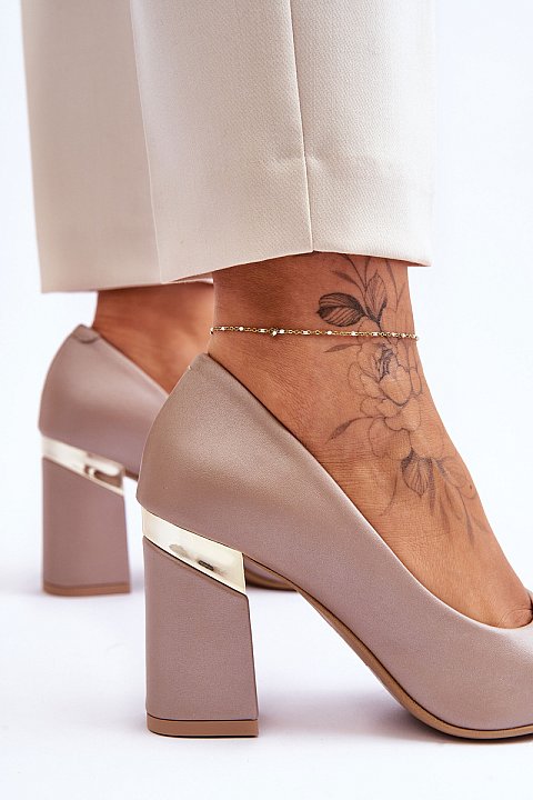 décolletés with heels