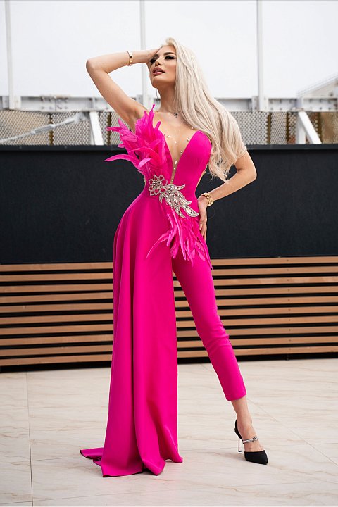 Elegant jumpsuit with feathers and train