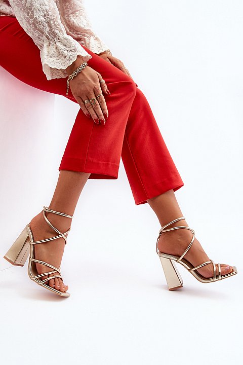 Elegant sandals with weaves