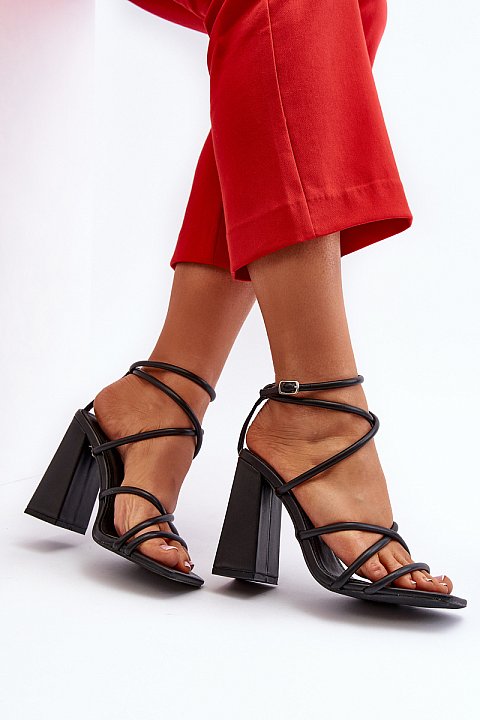 Elegant sandals with heels