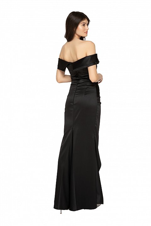 Elegant long dress with bare shoulders