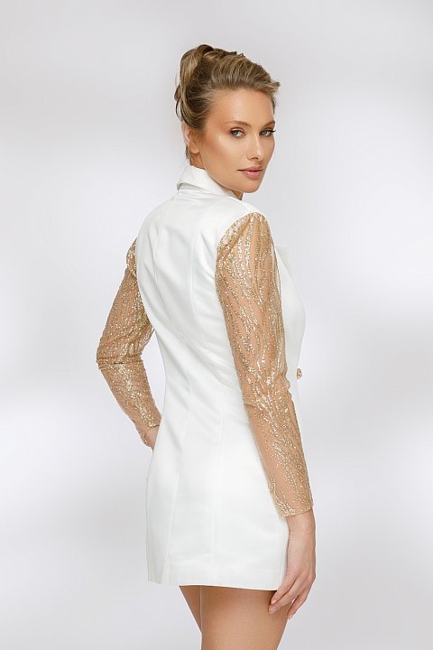 Vestido corto blanco con mangas de lentejuelas, extremadamente elegante. El vestido tiene un corte moderno, está arqueado en el cuerpo y se cierra con