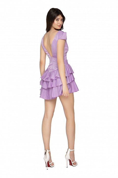 Short dress with flounces, casual and sexy. The dress has a plunging neckline, a shell sleeve and a bare back.