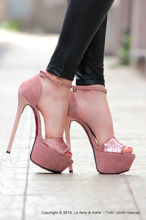 Sandalo con plateau scamosciato color cipria e fascia con brillantini rosa. Tacco a spillo scamosciato.