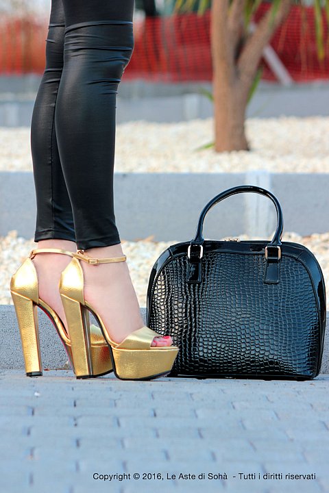 Sandalo con plateau in pelle color oro e tacco quadrato in tinta. 