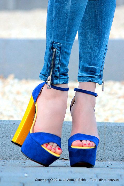 Sandalo con plateau in tessuto scamosciato blu e tacco quadrato in vernice gialla.