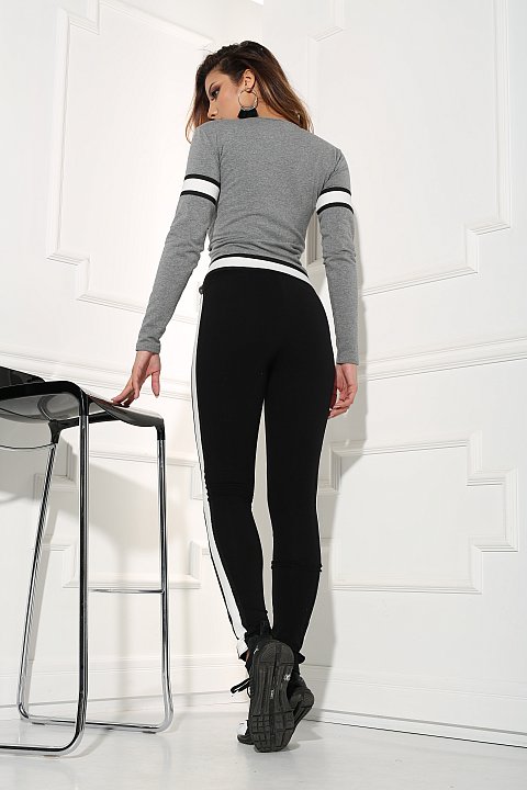 Pantalone-sottotuta nero con fasce laterali bianche. 