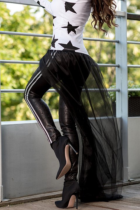 Pantalone sportivo nero in ecopelle satinata con bande laterali argentate. 