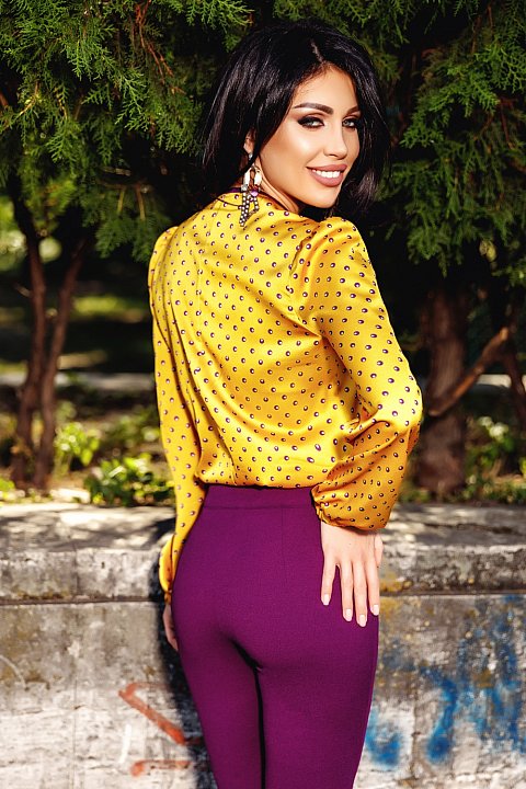 Blusa elegante in raso giallo con rouches.