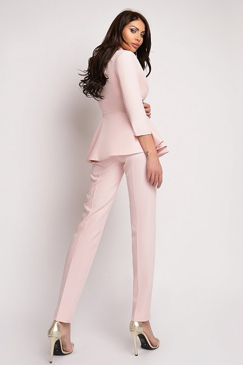 Tailleur elegante rosa con pantalone.