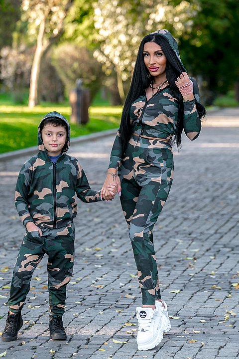 Two-piece suit for girl / boy with camouflage pattern. 