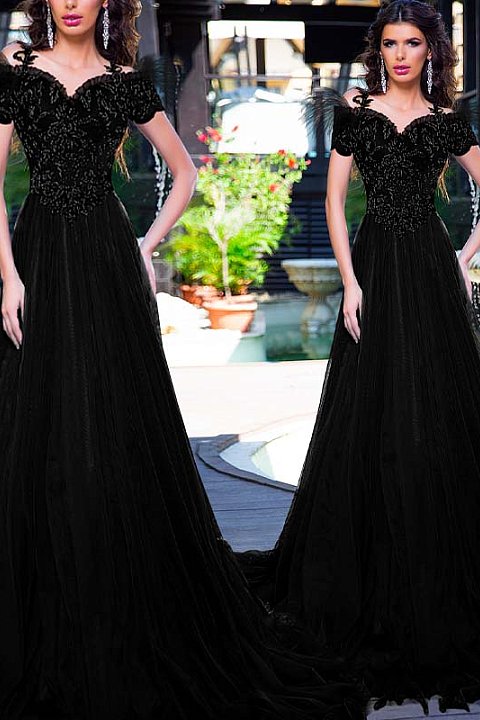 Long black ceremony dress in tulle and lace.