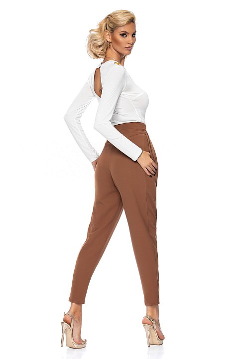 Brown capri trousers with pleats. 