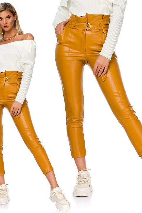 Pantalone in ecopelle color giallo senape. 