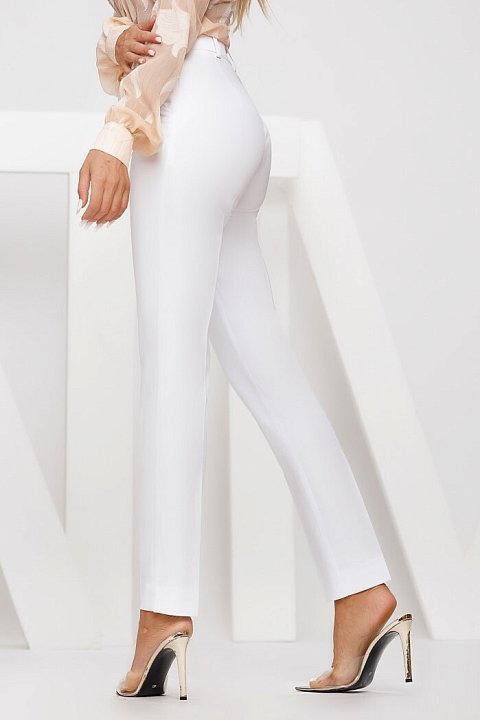 Very elegant tapered white trousers. 